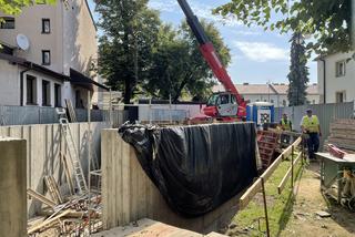 Przy ul. Tymowskiego powstaje skwer i pomnik ofiar Holokaustu