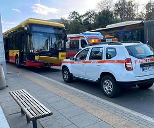 Kierowca autobusu miejskiego gruchnął w latarnię. Ta runęła na kobietę!