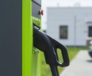 Stacje ładowania pojazdów elektrycznych przy halach przemysłowych 