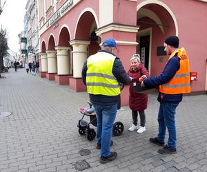 Rolnicy z traktorami na rynku w Lesznie. Tłumaczą mieszkańcom powody swoich protestów