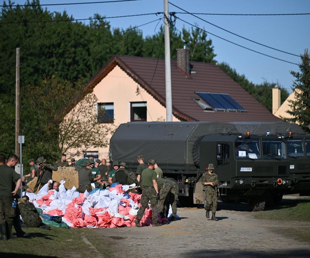 Przy powodzi pracuje kilkadziesiąt tysięcy mundurowych. Pomagają w walce z kataklizmem