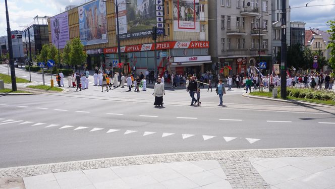 Boże Ciało 2025. Tysiące osób uczestniczyło w olsztyńskich procesjach