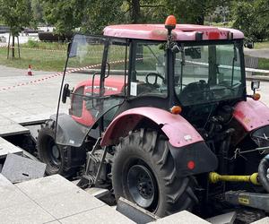 Traktor z beczkowozem uszkodził fontannę w parku Szymańskiego 