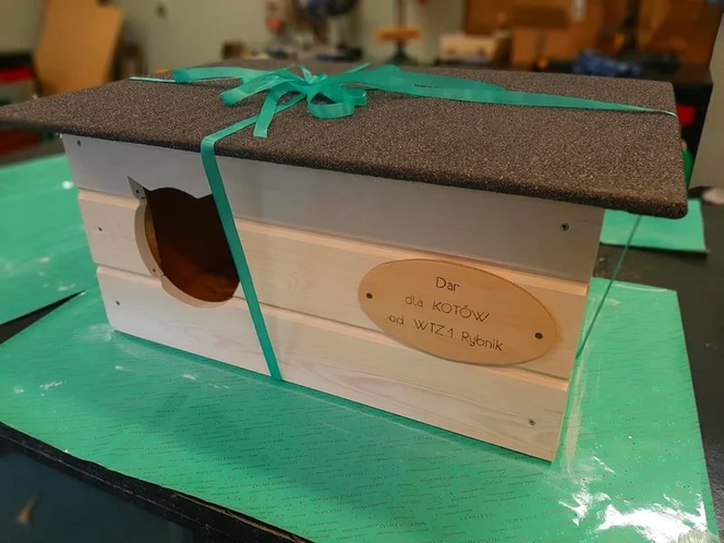 Osoby z niepełnosprawnościami z Rybnika wykonały domki dla bezdomnych kotów