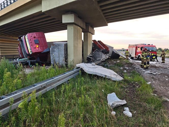  Wypadek na A2 pod Zgierzem. Kierujący tirem uderzył w wiadukt