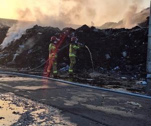 Ogromny pożar na terenie zakładu recyklingu odpadów w Rawiczu