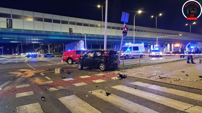 Auto spadło z kilku metrów na tory tramwajowe w Warszawie