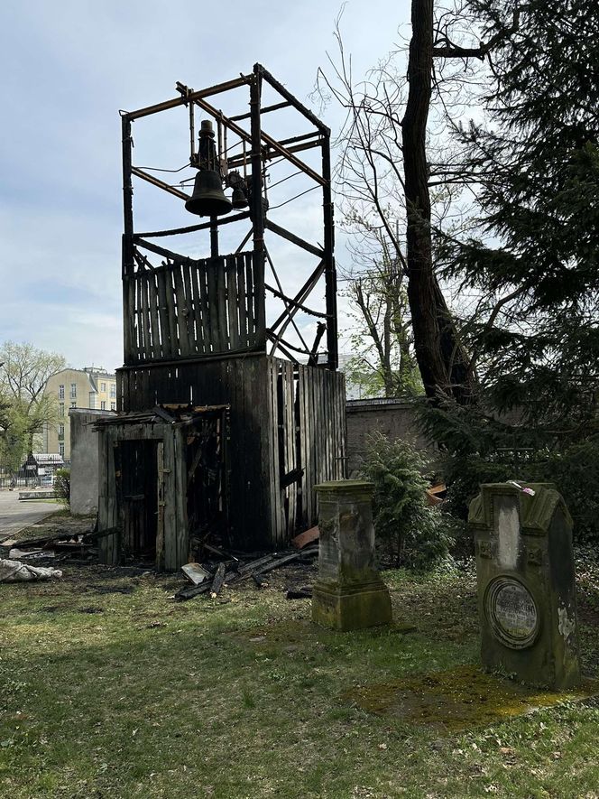 Pożar zabytkowej dzwonnicy w Warszawie