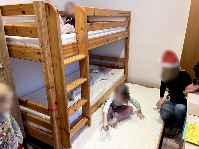 Samotnie wychowuje siedmioro dzieci! Takiego prezentu od policjantów się nie spodziewał