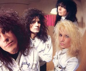 Mötley Crüe przedstawia zremasterowaną wersję koncertową ‘Don’t Go Away Mad (Just Go Away)’ oraz otwiera własną... Aptekę!