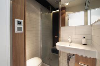 Projekt łazienki: jasna, minimalistyczna łazienka w kawalerce 