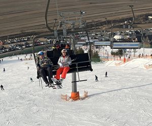 Na nartach podjadała mężowi frytki