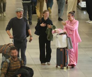 Anna Mucha z rodziną na lotnisku