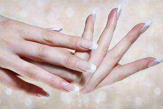 Najpiękniejszy manicure na zimę. Kolory paznokci, które sprawią, że Twoje dłonie będą wyglądać młodo i elegancko. Do mody wraca kultowy manicure lat 90-tych
