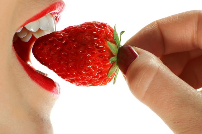 TRUSKAWKI dobre dla zdrowia i urody. Jakie witaminy i minerały zawierają truskawki?