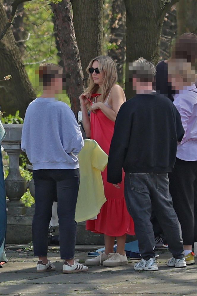 Małgorzata Socha przebiera się w parku