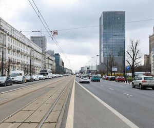 Marszałkowska w Warszawie zostanie zwężona. Tak wygląda przed przebudową 