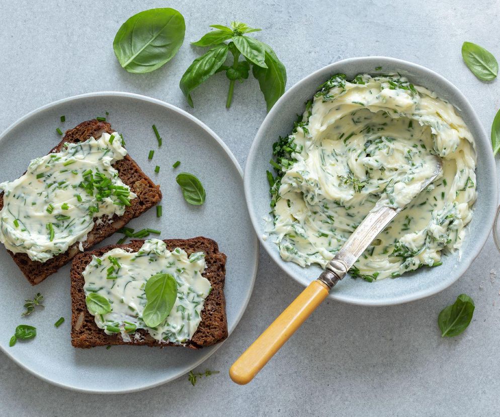 masło ze szczypiorkiem i cytryną