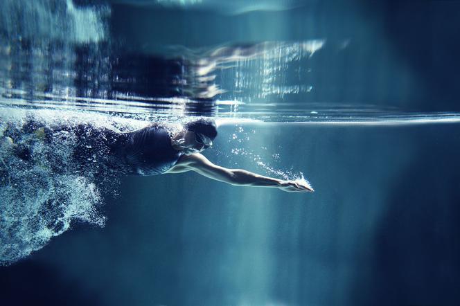 Pływanie – wpływ na zdrowie, mięśnie i odchudzanie. Zalety, style i nauka pływania