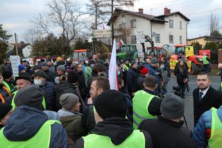 Awantura o lokalizację CPK. Mieszkańcy przyszli z kupą gnoju i jajkami 