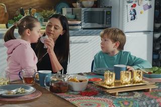 M jak miłość odc. 1726. Szymek (Staś Szczypiński), Maja (Laura Jankowska), Iza (Adriana Kalska)