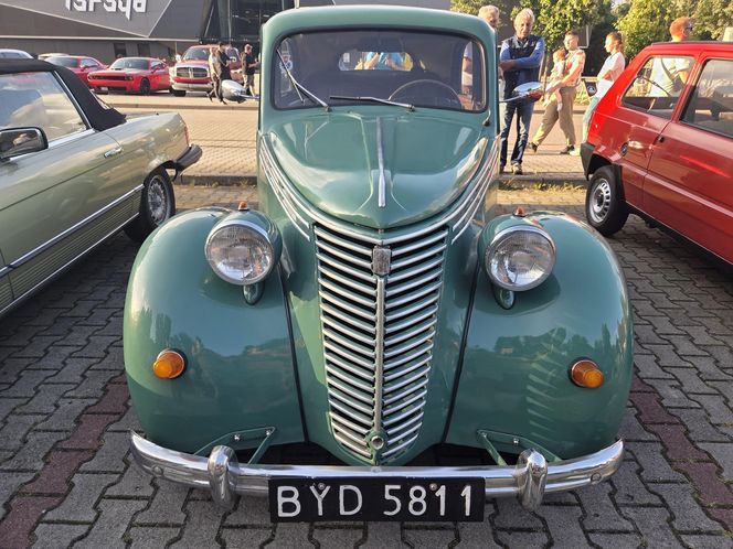 Motoryzacyjne legendy pod Torbydem. "Bydgoskie Klasyki Nocą" znów przyciągnęły tłumy