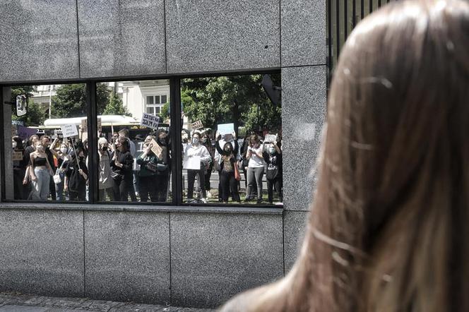 Protest przed ambasadą USA w Warszawie