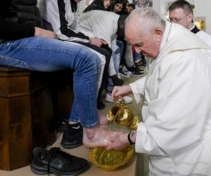 Papież obmył stopy młodocianym przestępcom. Wśród Apostołek były dziewczęta