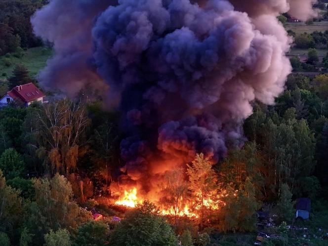 Kłęby czarnego dymu nad okolicą