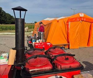 Kawle. Strażacy usuwają zniszczenia po pożarze hali przetwórstwa drobiu. W akcji robot gaśniczy i drony