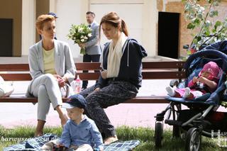 Barwy szczęścia odc. 1392. Iga (Ada Fijał), Marta (Katarzyna Zielińska), Monika (Kalina Kajper), Miłosz (Jakub Kwinta)