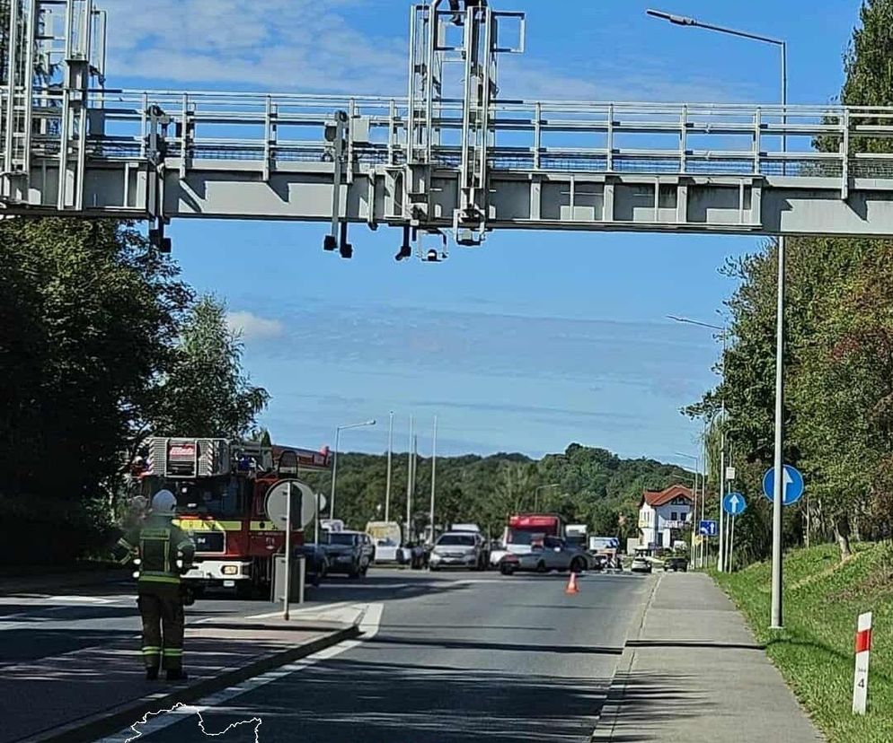 Dramat na DK79 w Krzeszowicach. Mężczyzna skoczył z bramownicy, droga jest zablokowana