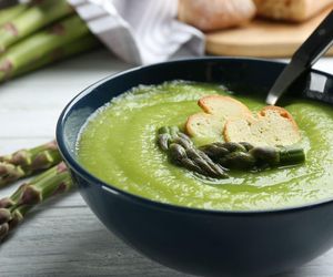 Biorę pęczek szparagów i garść bobu. W mig gotuję pyszną i zdrową zupę na obiad 