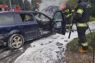 Kraków. Na ulicy Mirowskiej zapalił się samochód osobowy. Kierowca zdążył się ewakuować [ZDJĘCIA]