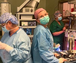 Bydgoscy lekarze z Jurasza zrobili pierwszą taką w Polsce operację nowotworu. Sięgał aż do serca