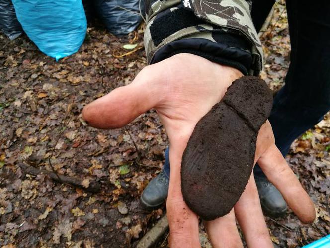 Więźniowie zapełnili kilkanaście worków butami i pozostałościami po obuwiu