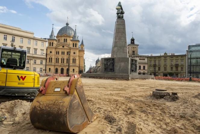 Niecodzienne znalezisko na placu Wolności opóźni prace? Robotnicy oczyszczają teren z... ropy