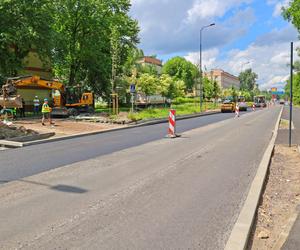 Trwa przemiana ul. Lutomierskiej. Drogowcy pracują przy nowej nawierzchni [ZDJĘCIA]