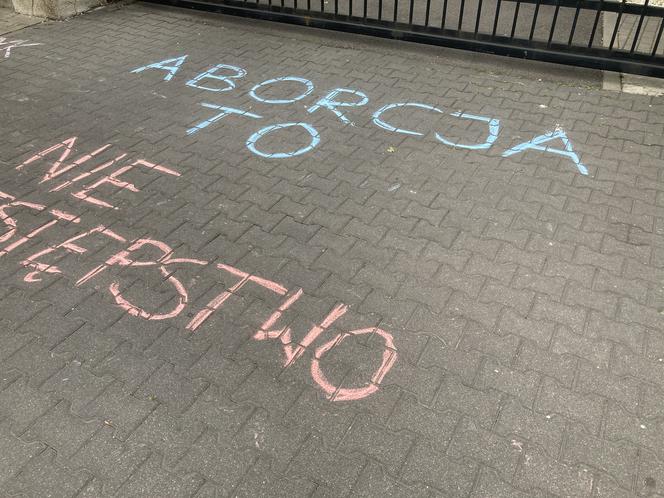 Manifestacja "Nigdy nie będziesz szła sama" w Warszawie. Strajk Kobiet pod Komendą Stołeczną Policji