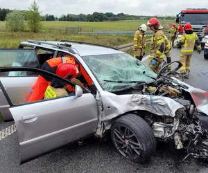Osobówka zderzyła się z dwiema ciężarówkami w Grudziądzu. Trzy osoby w szpitalu [ZDJĘCIA] 
