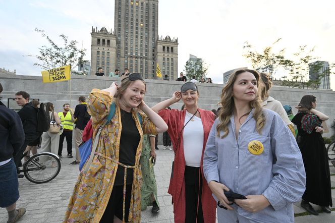 Przeszli przez Warszawę w piżamach i kapciach. Krzyczeli "Chcemy spać!"