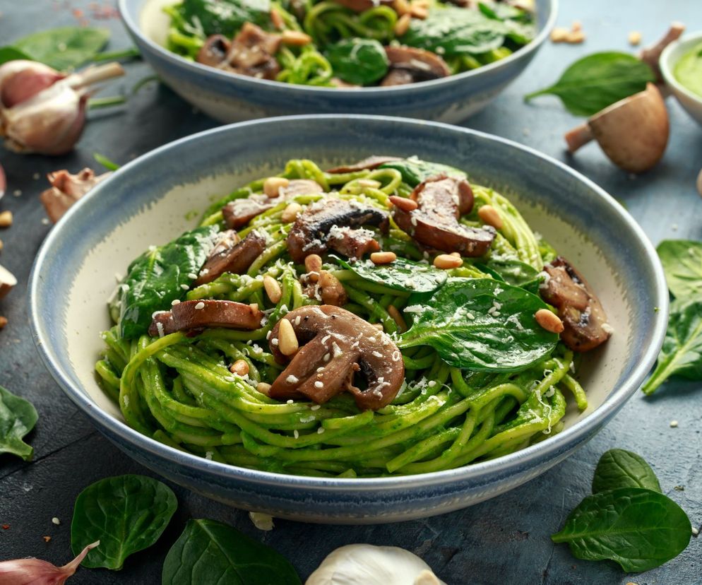 Jednogarnkowe spaghetti z pieczarkami i pesto. Pyszne połączenie makaronu, grzybów i włoskiego sosu