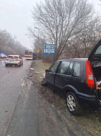 Wypadek z udziałem autobusu miejskiego w Bydgoszczy. Są poszkodowani i utrudnienia