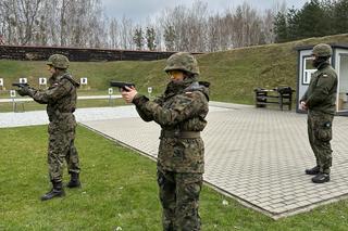 Posłanki złapały za giwery