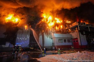 Pożar zakładów mięsnych w Sosnowcu. Z ogniem walczyło kilkadziesiąt zastępów straży pożarnej