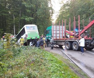 Wypadek w powiecie puckim. Autobusem jechali uczniowie