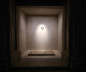 Wierni odwiedzają grób papieża Franciszka