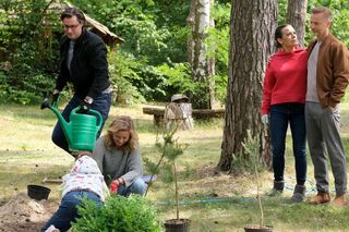 	M jak miłość odc. 1817. Julia (Marta Chodorowska), Marek Rotkiewicz (Aleksandar Milicević), Nadia (Mira Fareniuk), Magda (Anna Mucha), Andrzej Budzyński (Krystian Wieczorek)