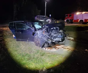 Roztrzaskany opel i ciągnik. 17-latka zmarła wskutek straszliwego wypadku pod Makowem Mazowieckim! [ZDJĘCIA]