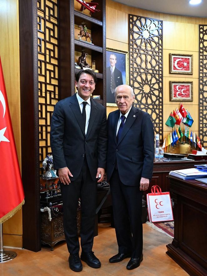 Mesut Ozil przeszedł niezwykłą przemianę!